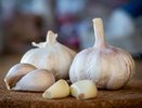Чтобы стебель у чеснока рос вширь, а головки были с 2 кулака - поливаю такой подкормкой в конце мая и начале июня