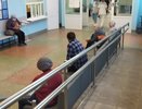 “Все помещения в ужасном состоянии”: в Костроме на головы пациентов поликлиники по улице Свердлова сыпется штукатурка