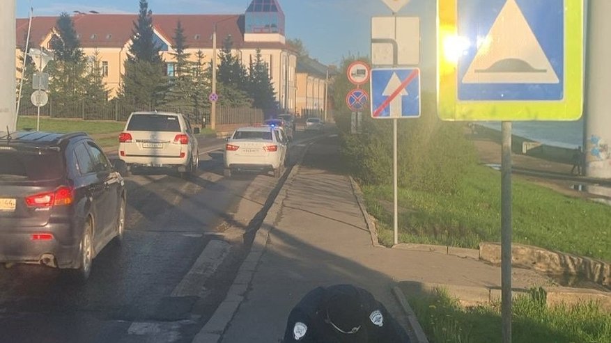 Главная картинка новости: В Костроме 15-летний подросток на электросамокате врезался в дорожный знак