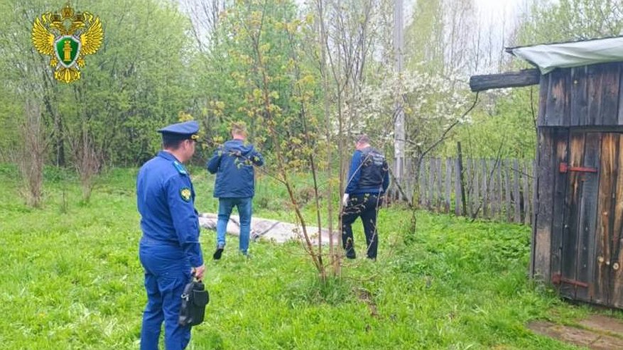 Главная картинка новости: В Костромской области у частного дома соседка нашла замотанное в ковер тело женщины