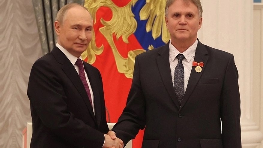 Главная картинка новости: Владимир Путин вручил директору костромской школы №30 знак отличия