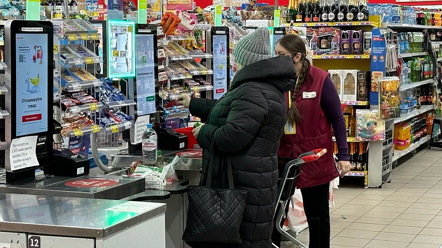 Главная картинка новости: Кассиры придумали новый способ вас обмануть: обязательно загляните в чек после покупки продуктов