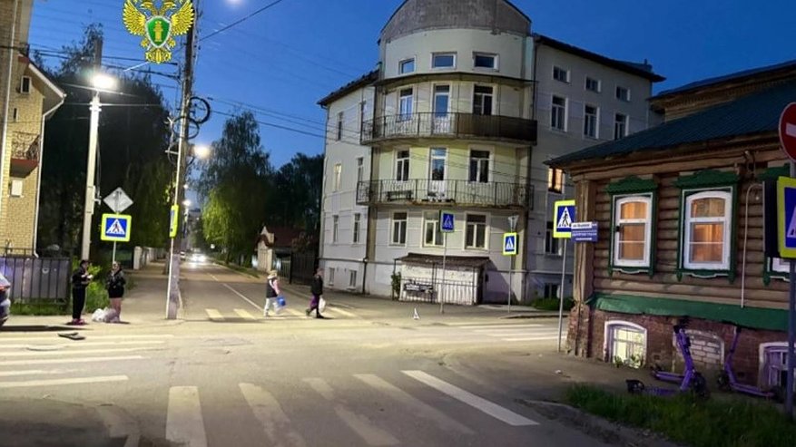 Главная картинка новости: В Костроме подростки на самокате врезались в легковушку