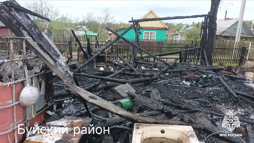 Главная картинка новости: Пожар в Буйском районе и Костроме: огонь уничтожил два жилых дома