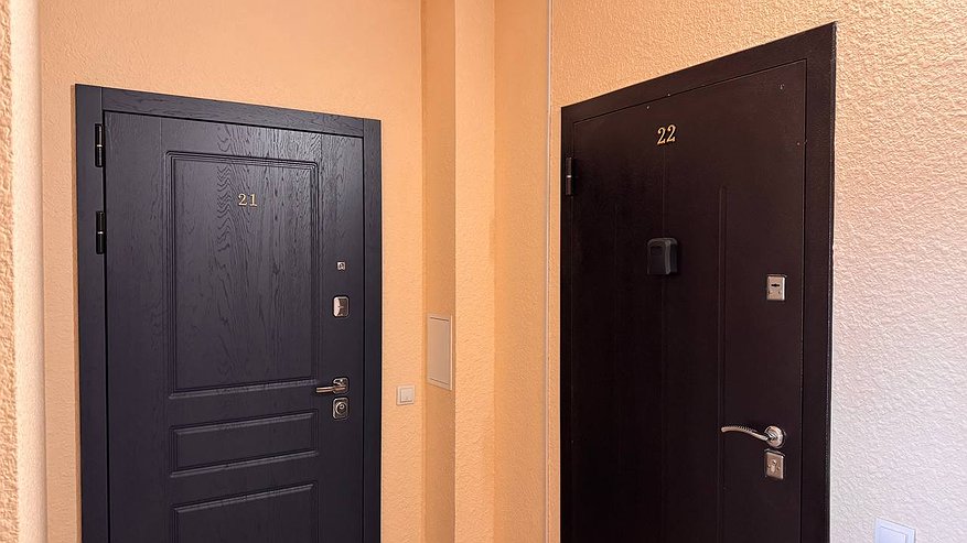 Главная картинка новости: С 1 июня будут ходить по подъездам и проверять: штраф 15 000 рублей для тех, у кого есть входная дверь