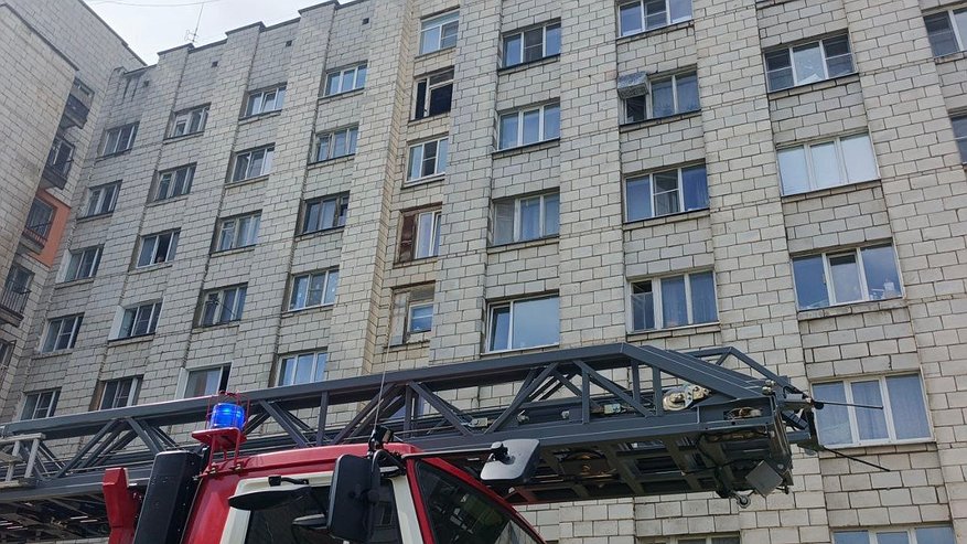 Главная картинка новости: В Костроме из пылающей многоэтажки на улице Южной огнеборцы спасли четырех человек