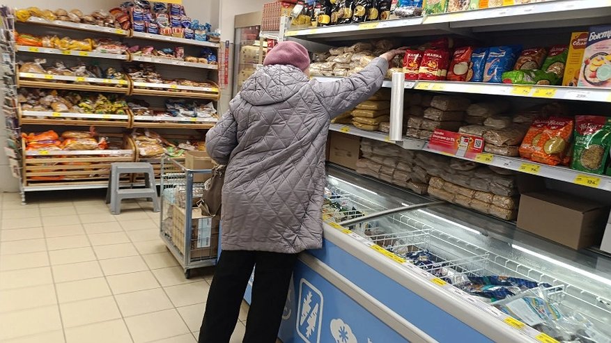 Главная картинка новости: Почему в магазинах больше не плачу картой: оказалось кассиры «Пятерочки» и «Магнита» пристально смотрят на эти данные