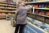 Миниатюра новости: Почему в магазинах больше не плачу картой: оказалось кассиры «Пятерочки» и «Магнита» пристально смотрят на эти данные