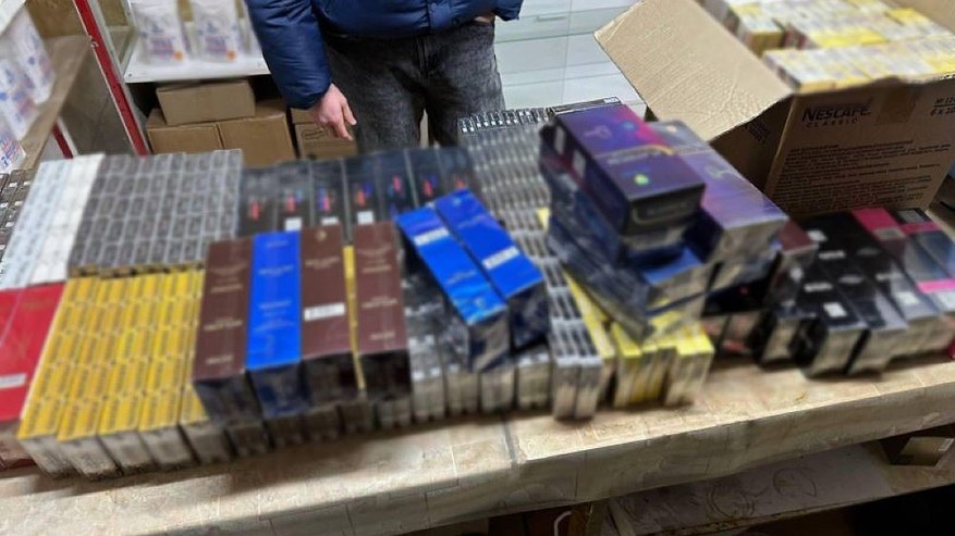 Главная картинка новости: У костромской семьи предпринимателей изъяли контрафактные сигареты на 19 миллионов рублей