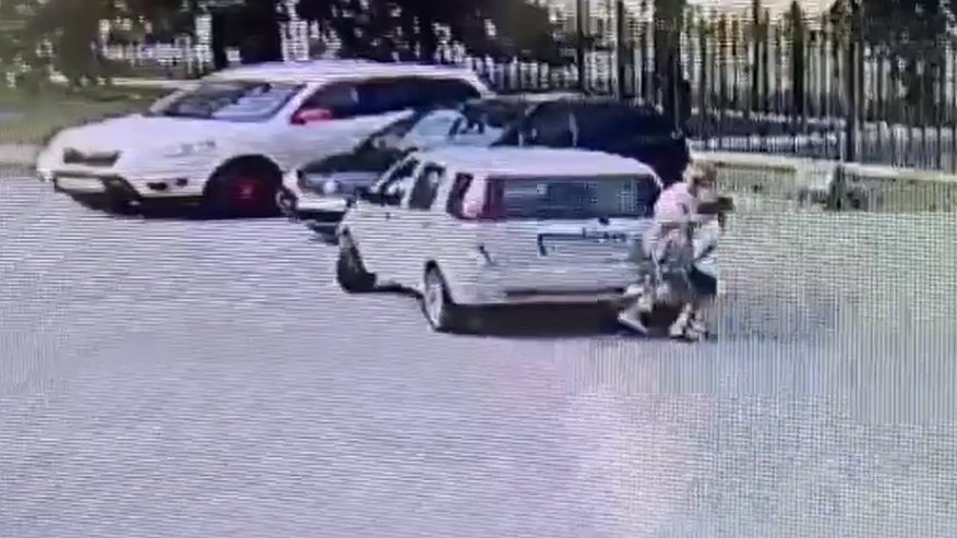 Главная картинка новости: В Костроме водитель Suzuki сбил женщину, которая стояла с ребенком, и скрылся