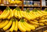 Миниатюра новости: Теперь ясно зачем продавцы "Магнитов" и "Пятёрочек" забирают себе из ящиков с бананами маленькие незаметные пакетики