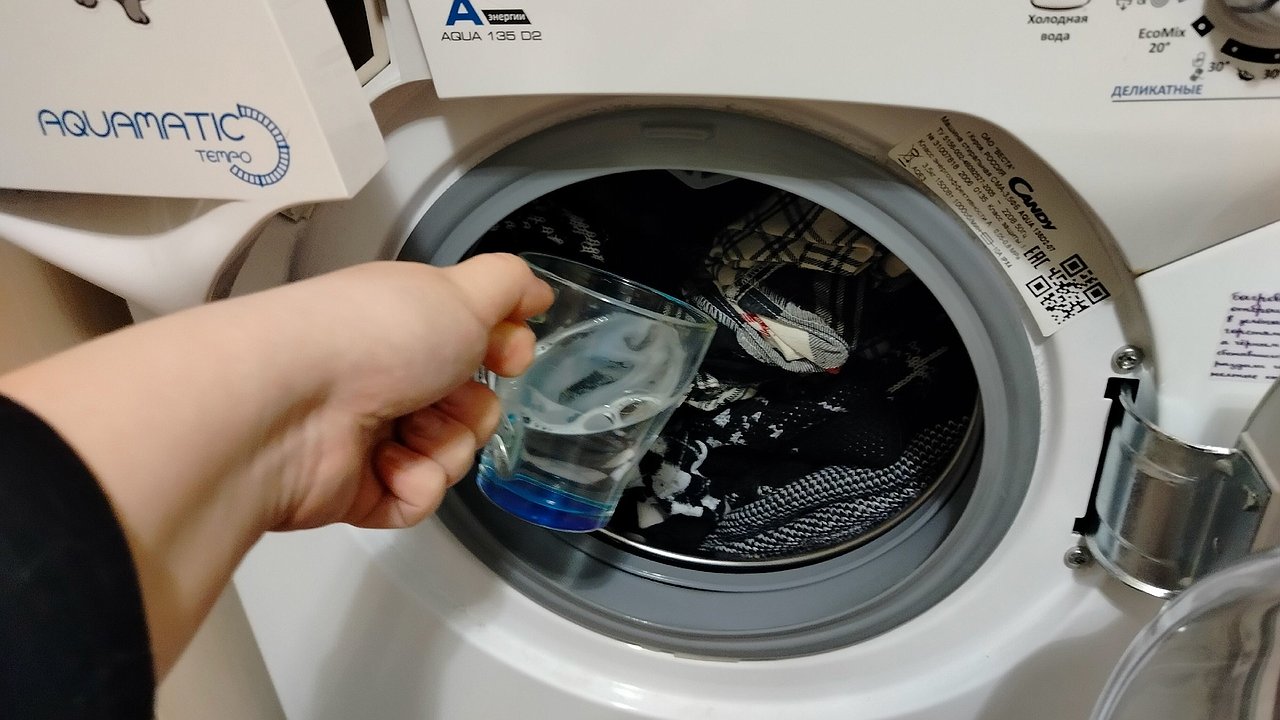 Главная картинка новости: 1 стакан на стирку и одежда изумительно белая: секрет от прачки, что нужно добавить в стиральную машину вместе с порошком