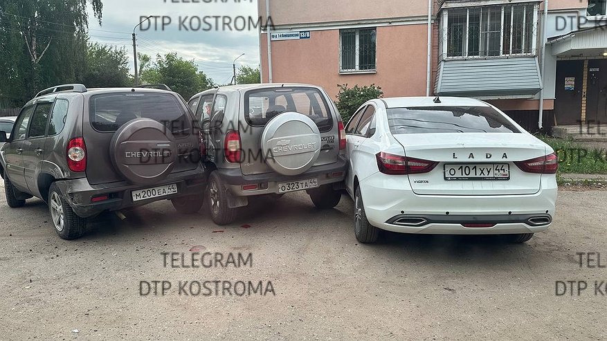 Главная картинка новости: В Костроме нетрезвая девушка устроила ДТП с тремя машинами