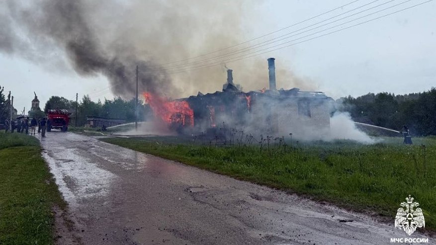 Главная картинка новости: Огонь полностью уничтожил дом культуры в Костромской области: известна причина пожара