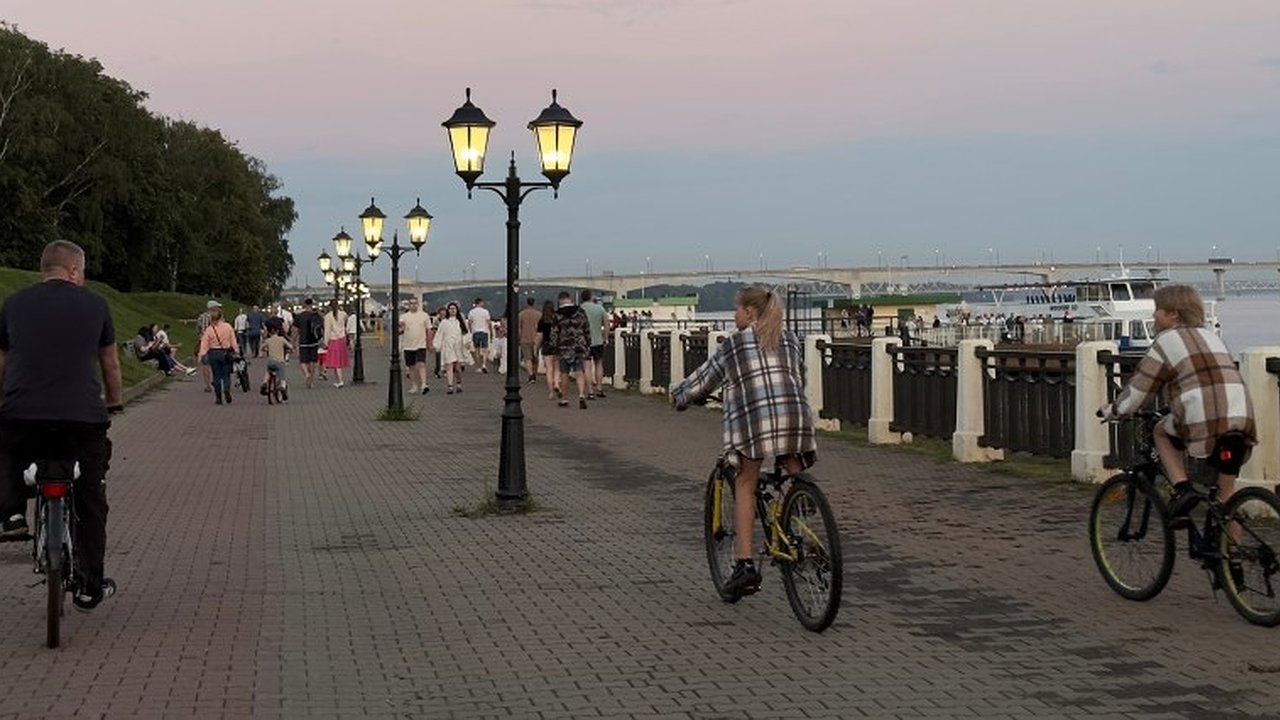 Главная картинка новости: В Костроме ребенок на велосипеде уценил припаркованный автомобиль: родителям придется возместить ущерб