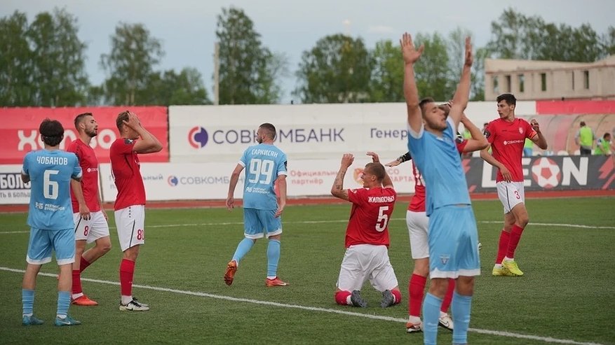 Главная картинка новости: В Костроме суд оштрафовал выбежавшего на футбольное поле болельщика