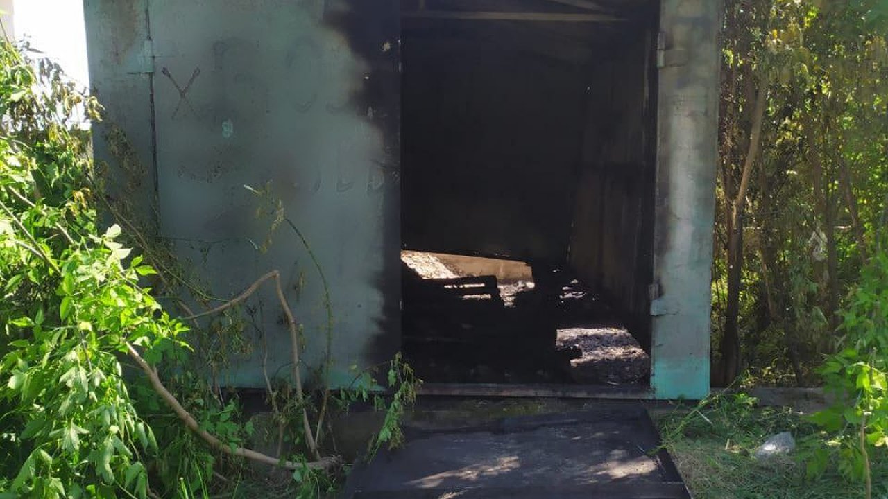 Главная картинка новости: В одном из микрорайонов Костромы неизвестные подожгли гараж