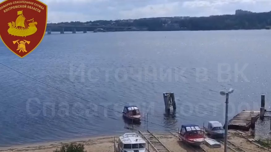 Главная картинка новости: В Костроме спасли сапбордиста, которого едва не затянуло под баржу