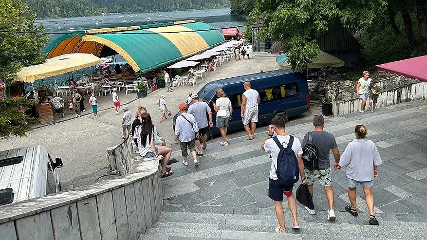 Главная картинка новости: "Одни вонючие попрошайки и разгромленные дома": турист поделился в сети честным отзывом об отдыхе в Абхазии