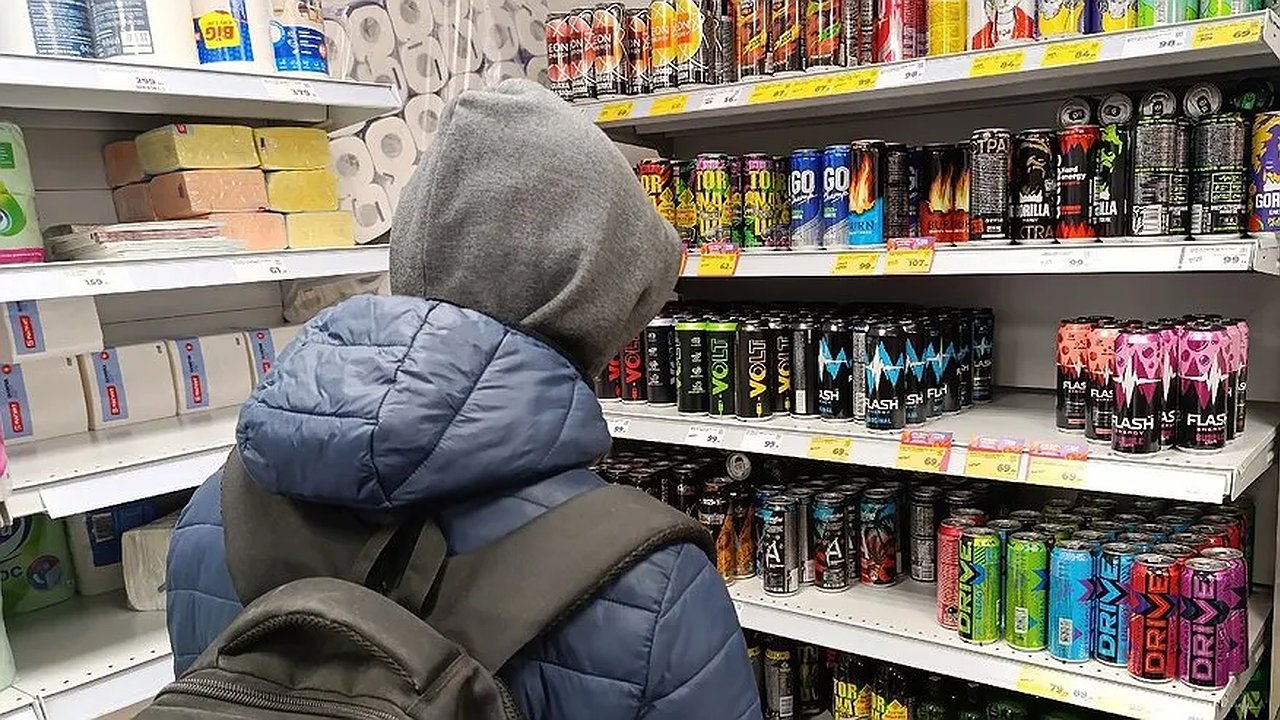 Главная картинка новости: 40% костромичей покупают энергетики в обход закона