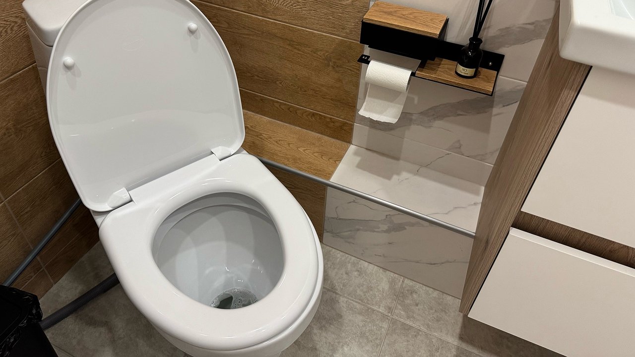 Главная картинка новости: 4 ложки — и унитаз как новый: ни налета, ни ржавчины, сияет даже в темноте — полезный лайфхак