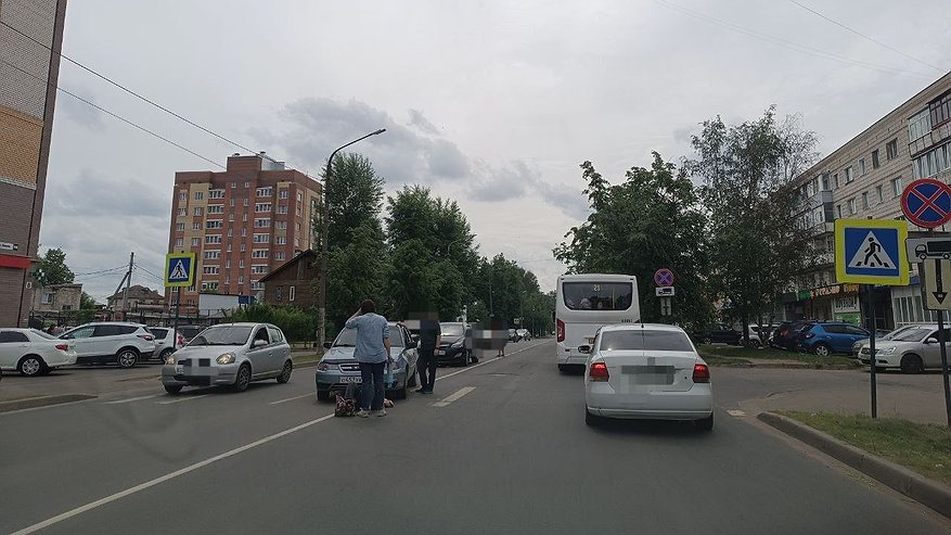 Главная картинка новости: В Костроме на Ленина иномарка сбила женщину на пешеходном переходе