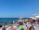 "Купаться невозможно, приходится сидеть на берегу": Черное море преподнесло неприятный сюрприз отдыхающим