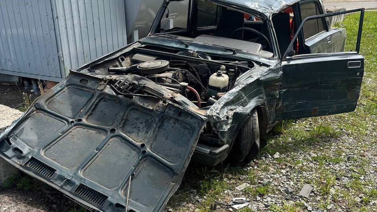 Главная картинка новости: В Костромской области столкнулась "Лада Калина" и "семерка": в ДТП пострадали два человека