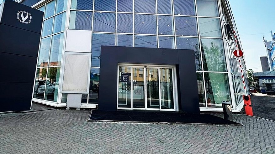 Главная картинка новости: После попытки рейдерского захвата автосалон в Костроме возобновил работу