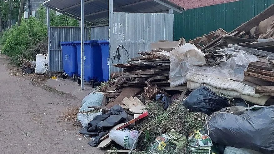 Главная картинка новости: В Кологриве по требованию прокуратуры убрали мусор с кладбища