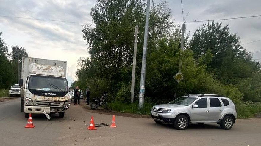 Главная картинка новости: В Костроме грузовик столкнулся с мотоциклом: пострадал подросток