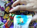 Бывшая сотрудница известного супермаркета рассказала, почему нельзя никогда покупать конфеты на развес