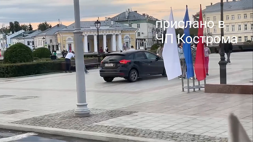 Главная картинка новости: В Костроме водитель Ford оштрафован за выезд на тротуар на "сковороде"