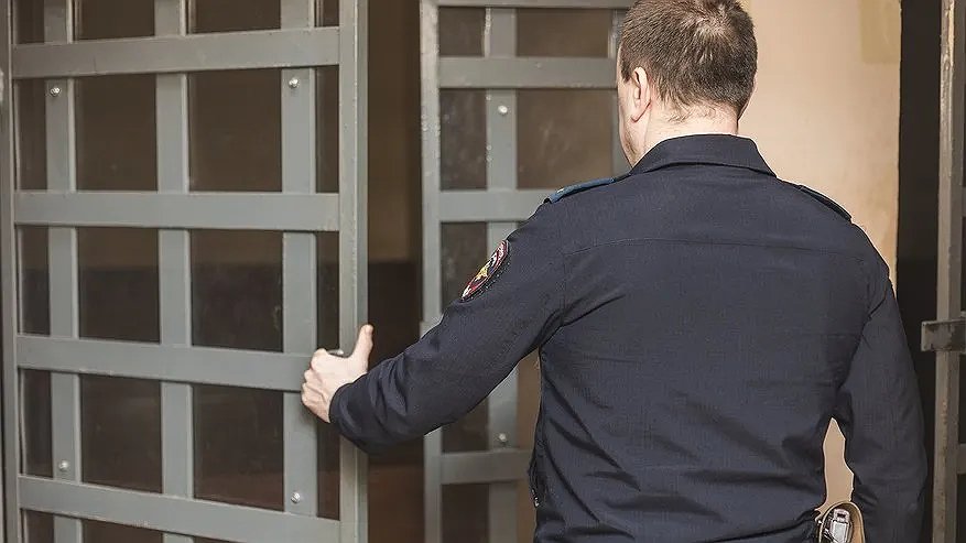 Главная картинка новости: Ударил мультитулом: в Костроме рецидивист напал на прохожего