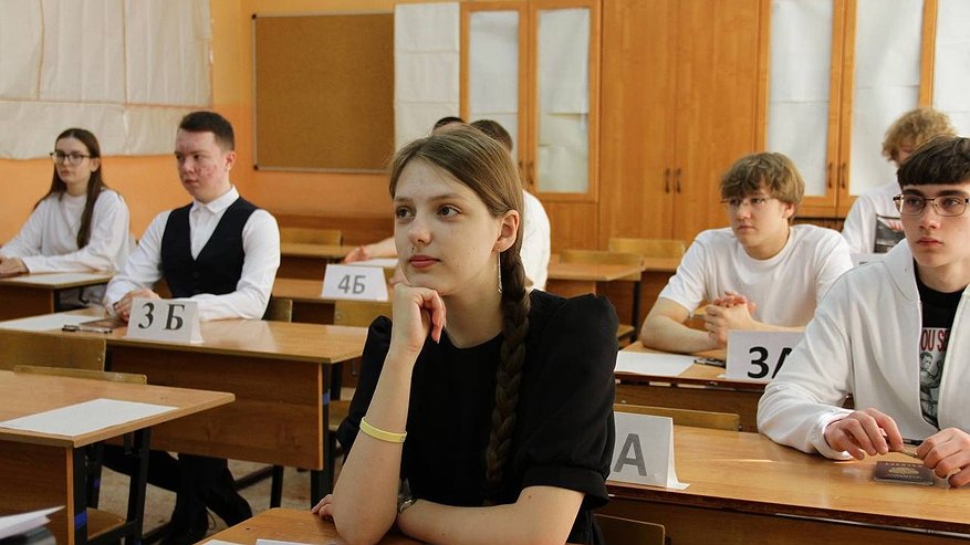 Главная картинка новости: Восемь костромских выпускников сдали ЕГЭ по русскому языку на 100 баллов