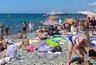 Миниатюра новости: Купаться невозможно, грустные люди сидят на берегу: Черное море преподнесло неприятный сюрприз отдыхающим