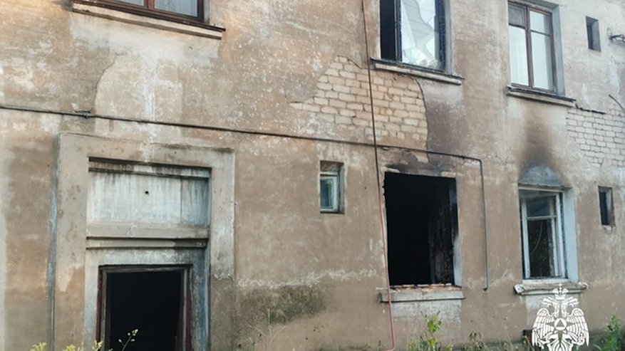 Главная картинка новости: В Костроме на Пристанционной случился пожар в аварийном доме: огнеборцы спасли трех человек