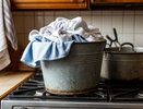 Молодежь не догадается, зачем в СССР хозяйки ставили ведро с грязным бельем на плиту: хотя все очевидно