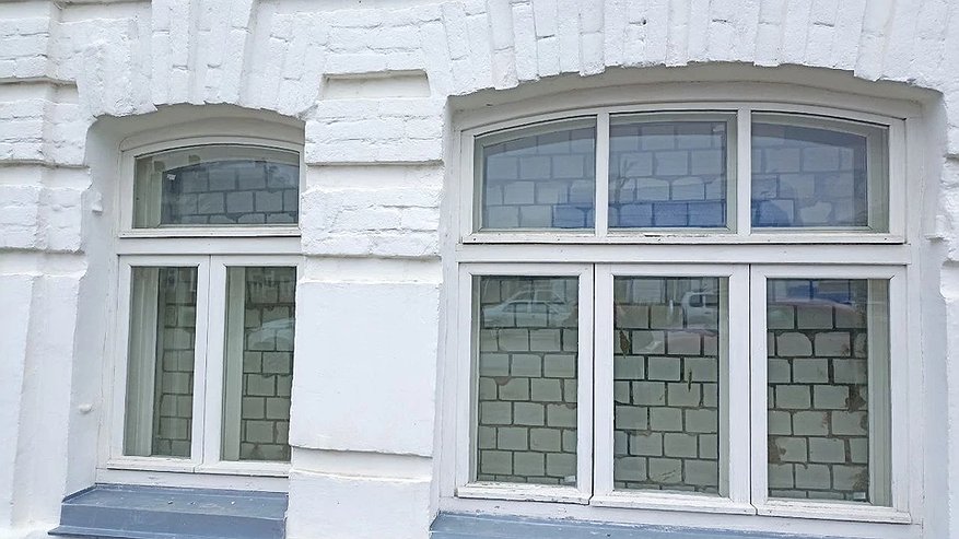 Главная картинка новости: В Костроме владелец заложил дом-памятник кирпичом и нарвался на штраф