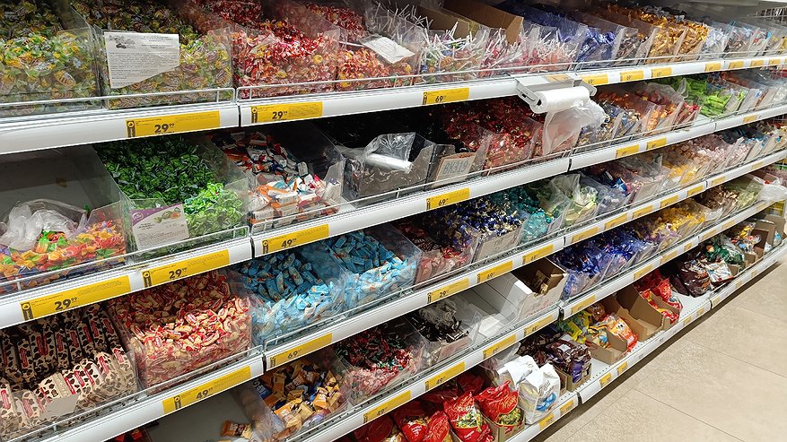 Главная картинка новости: Бывшая сотрудница одного известного супермаркета рассказала почему нельзя никогда покупать конфеты на развес