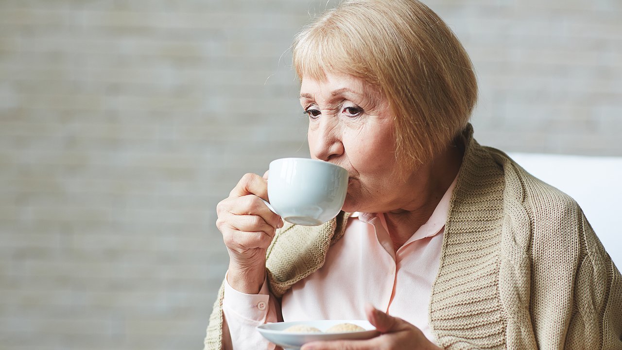 Главная картинка новости: Такой чай надо пить по три раза в день: кожа будет упругой и сияющей - напрочь забудете об уколах красоты