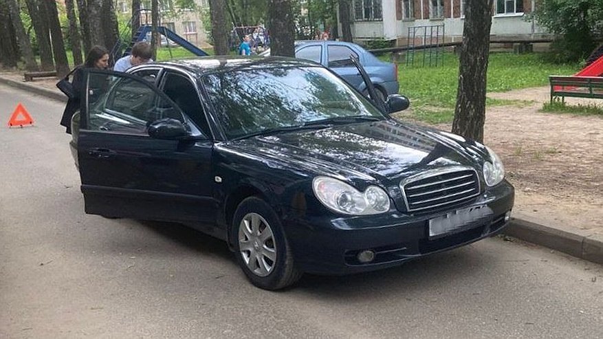 Главная картинка новости: В Костроме в одном из дворов 9-летняя девочка попала под колеса иномарки