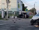 Жесткое ДТП в Костроме: "Нива" вылетела на тротуар после столкновения с Polo