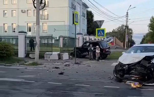 Жесткое ДТП в Костроме: "Нива" вылетела на тротуар после столкновения с Polo