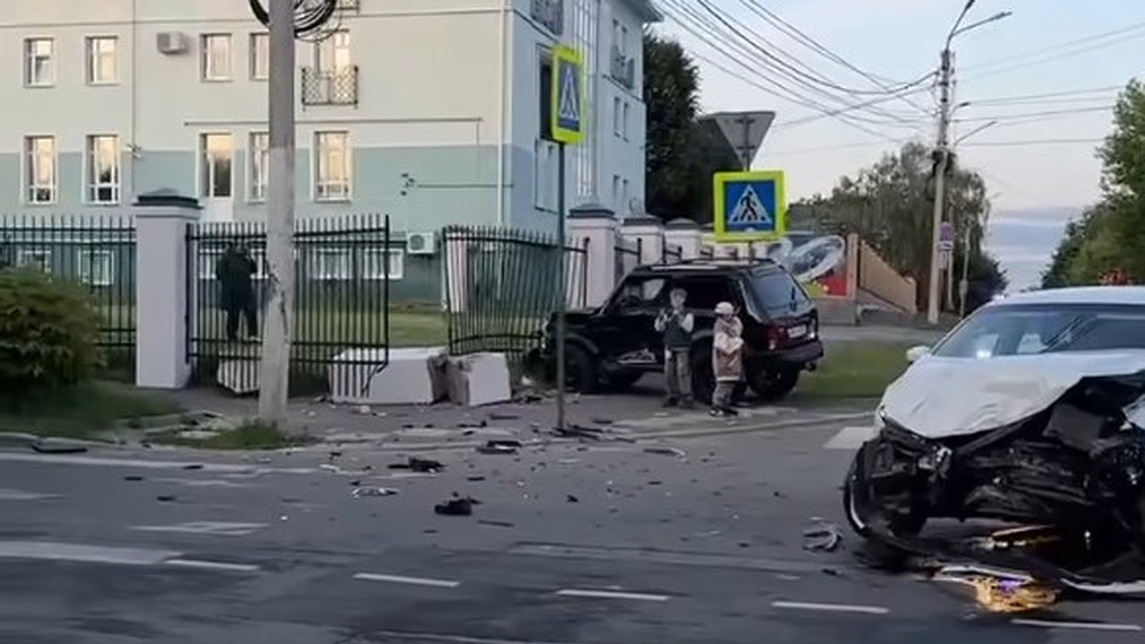 Главная картинка новости: Жесткое ДТП в Костроме: "Нива" вылетела на тротуар после столкновения с Polo