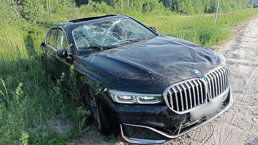 Главная картинка новости: В Костромской области 26-летний водитель BMW съехал с трассы и перевернулся: есть пострадавшие