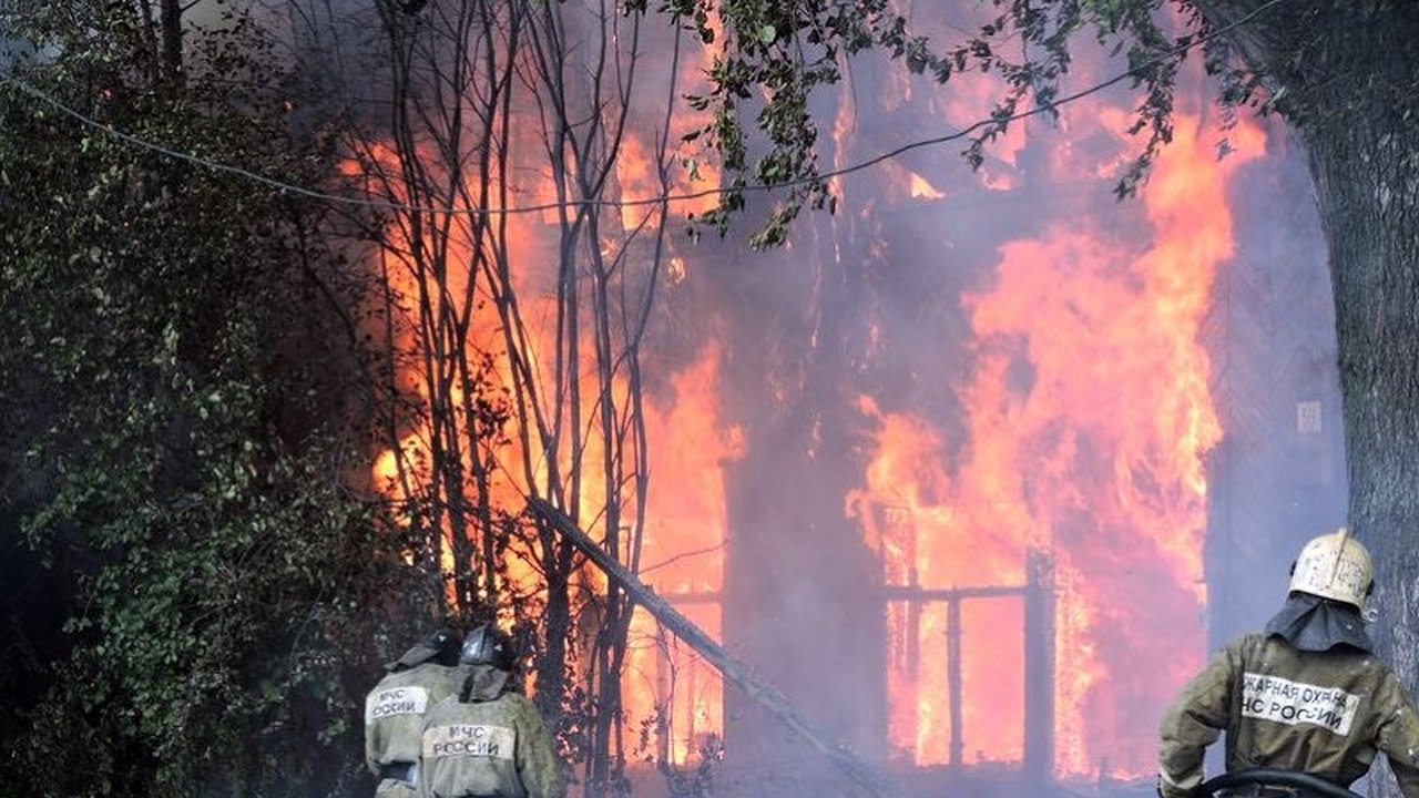 Главная картинка новости: В Костромской области сгорел дом многодетной семьи: губернатор поручил помочь погорельцам