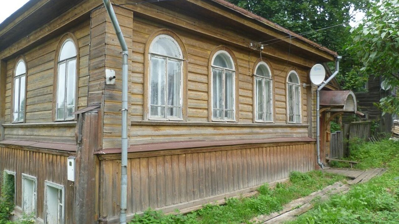 Главная картинка новости: В Костромской области инспекция культурного наследия взяла под защиту деревянный дом гласного городской управы Большакова