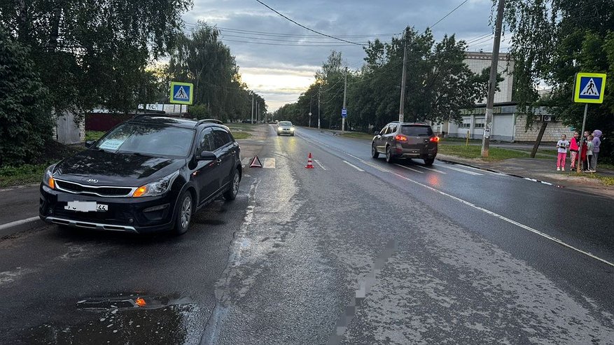 Главная картинка новости: В Костроме на Некрасовском шоссе водитель на иномарке сбил 10-летнего ребенка
