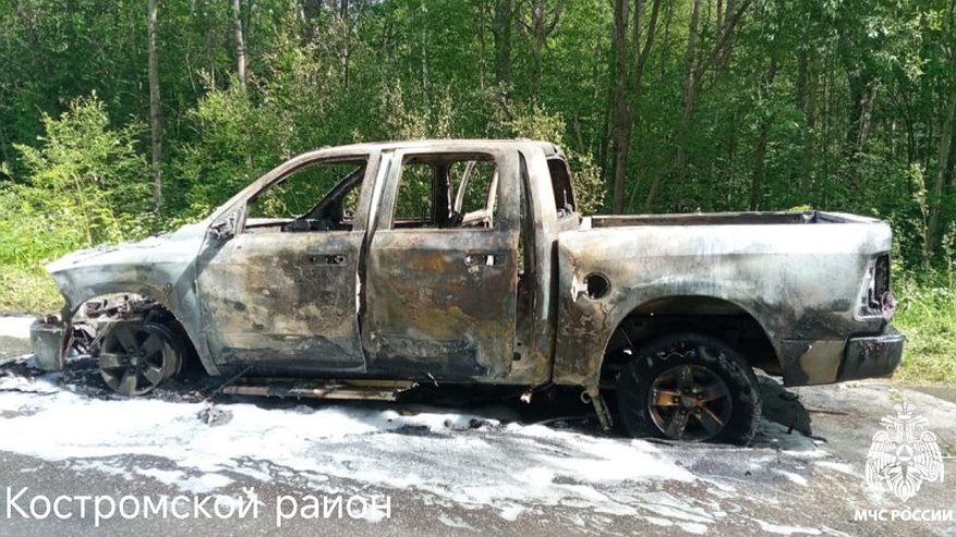 Главная картинка новости: По дороге в Сенцово в Костромской области вспыхнула иномарка Dodge